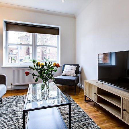 Stylish Two Bedroom Apartment With Free Parking! Romford Eksteriør bilde