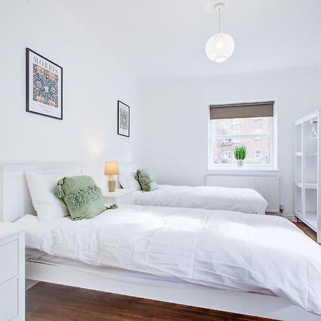 Stylish Two Bedroom Apartment With Free Parking! Romford Eksteriør bilde