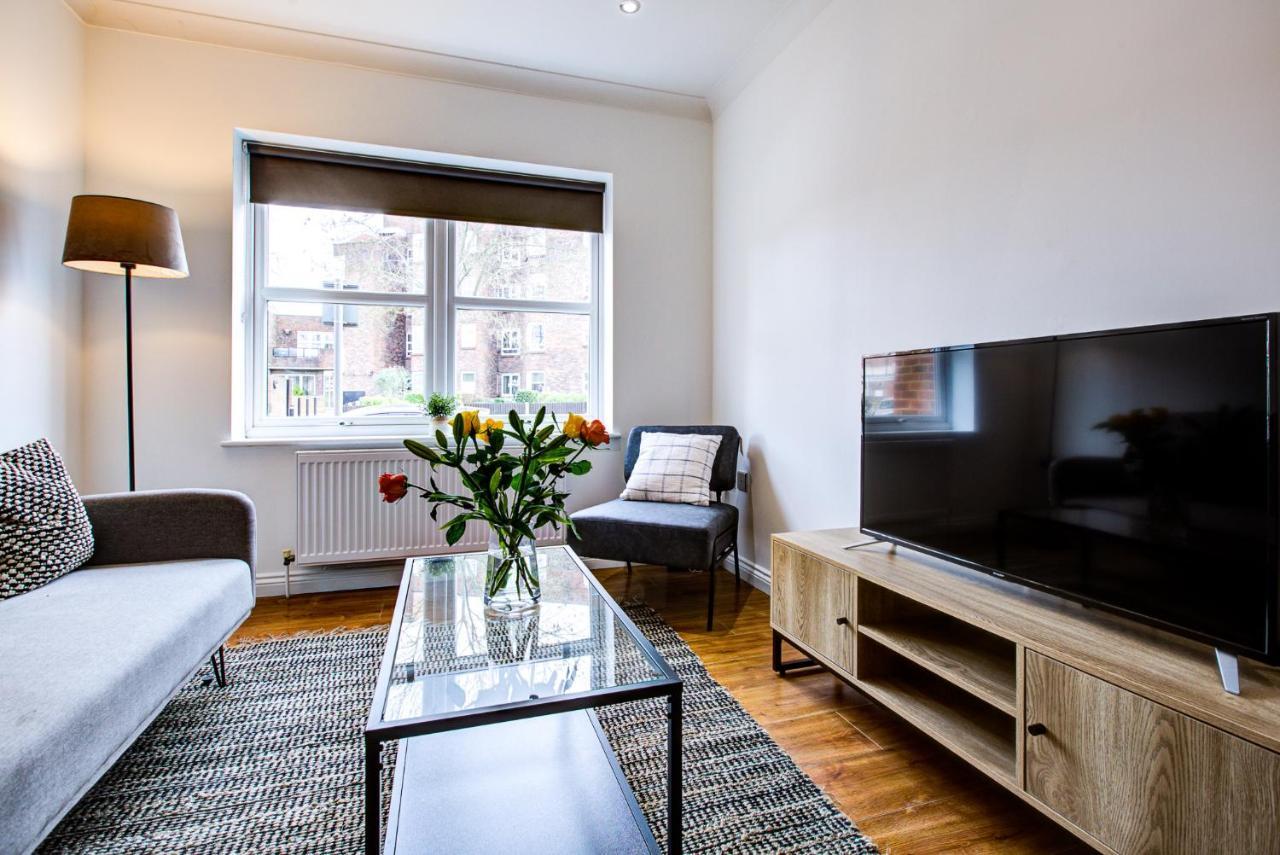 Stylish Two Bedroom Apartment With Free Parking! Romford Eksteriør bilde