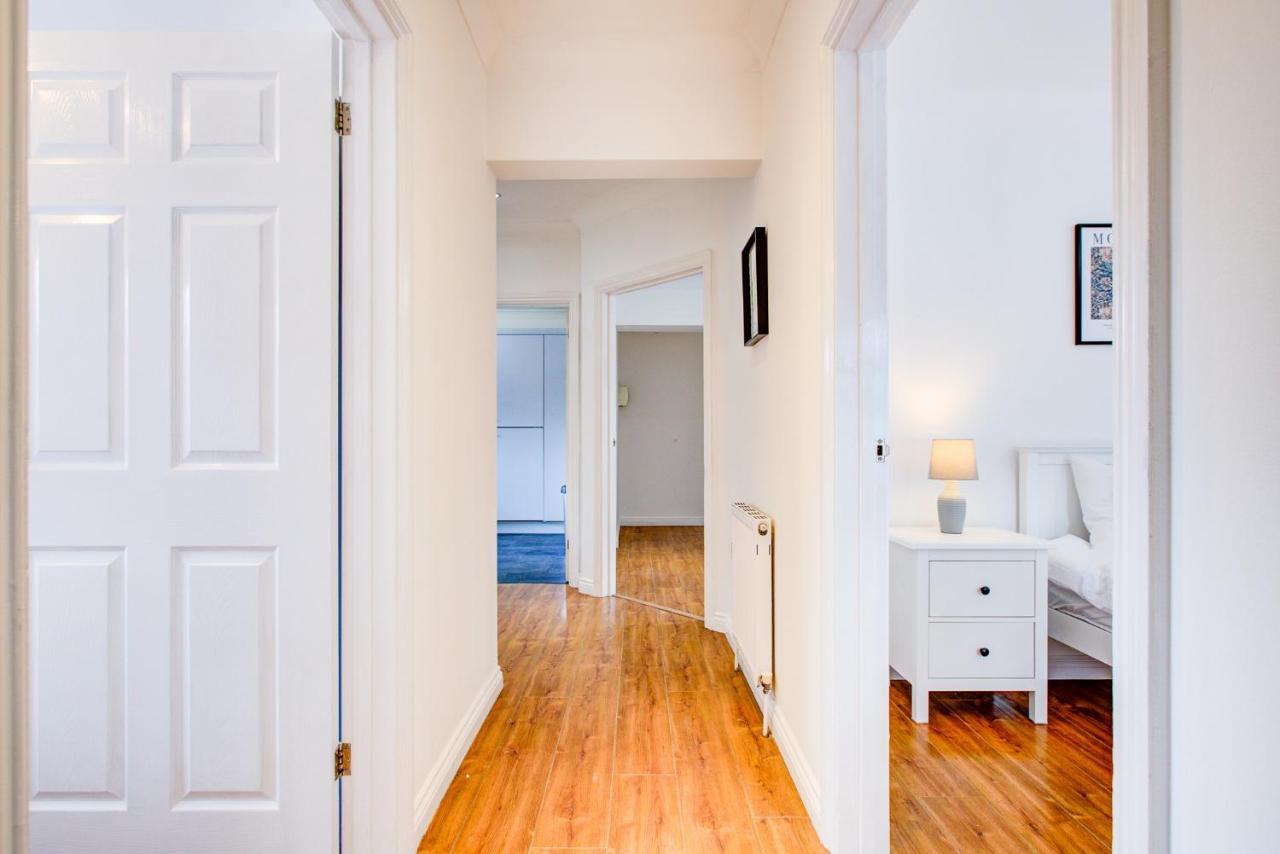 Stylish Two Bedroom Apartment With Free Parking! Romford Eksteriør bilde