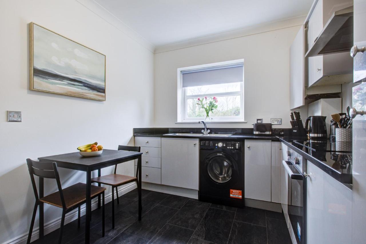 Stylish Two Bedroom Apartment With Free Parking! Romford Eksteriør bilde