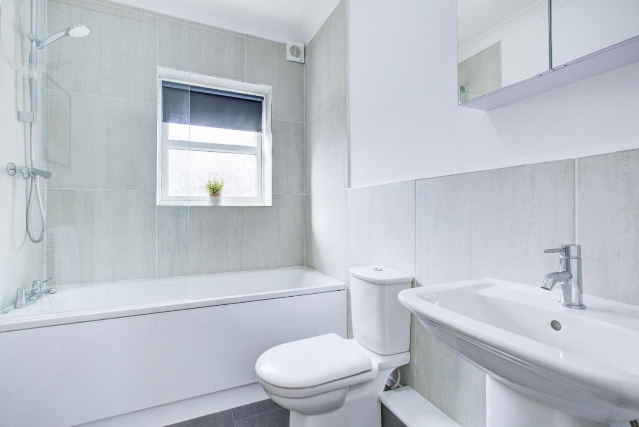 Stylish Two Bedroom Apartment With Free Parking! Romford Eksteriør bilde