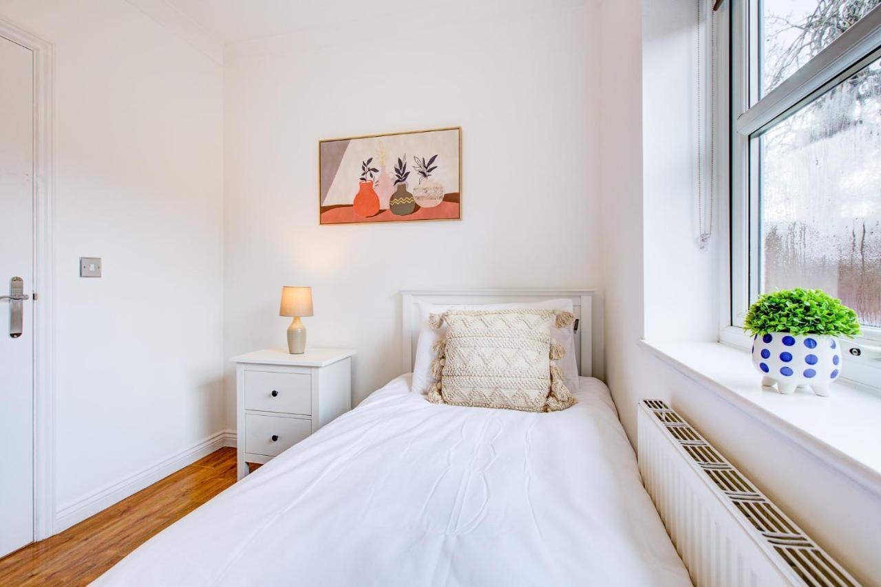 Stylish Two Bedroom Apartment With Free Parking! Romford Eksteriør bilde