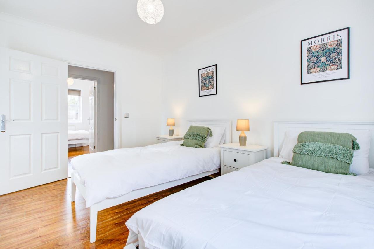 Stylish Two Bedroom Apartment With Free Parking! Romford Eksteriør bilde