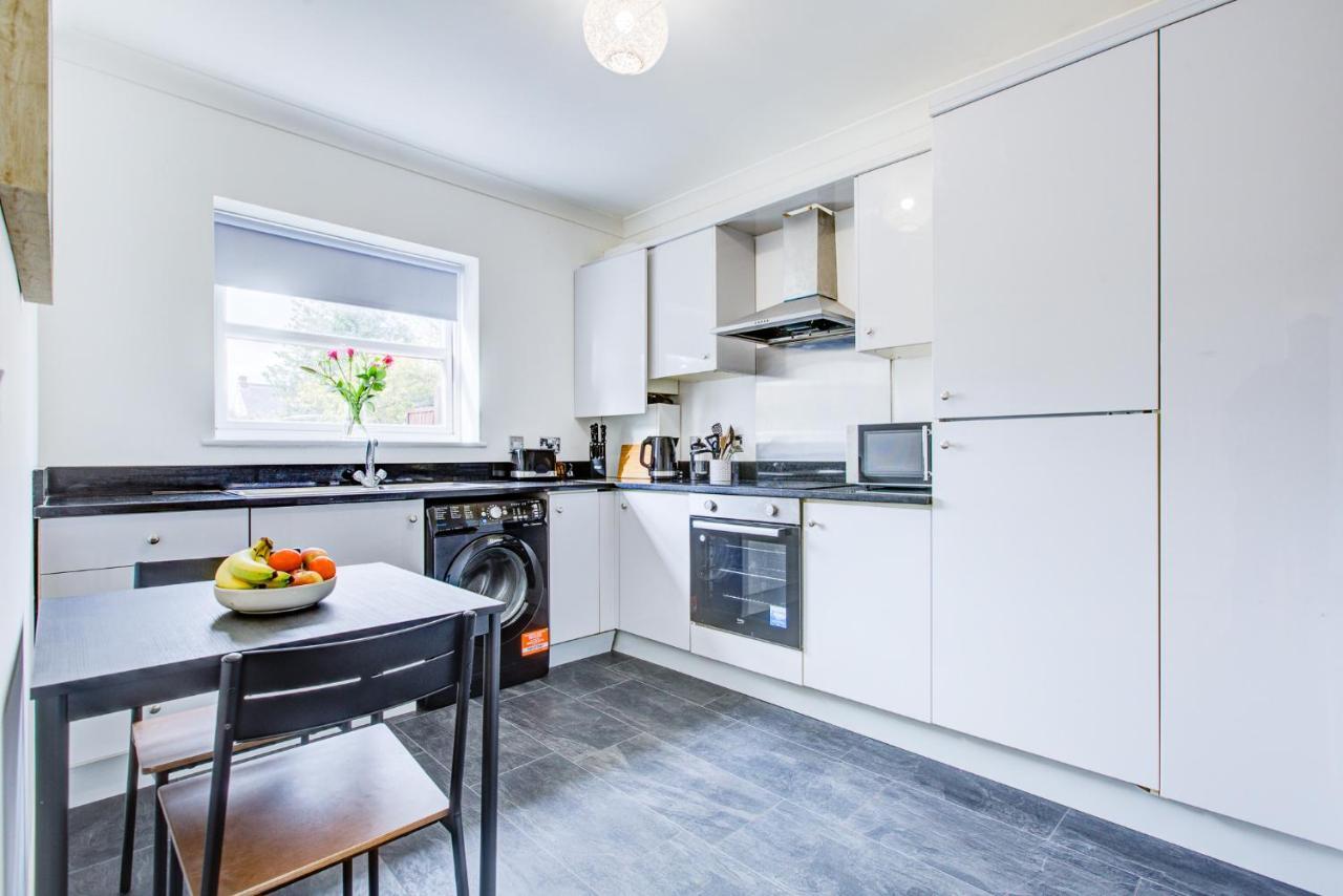 Stylish Two Bedroom Apartment With Free Parking! Romford Eksteriør bilde