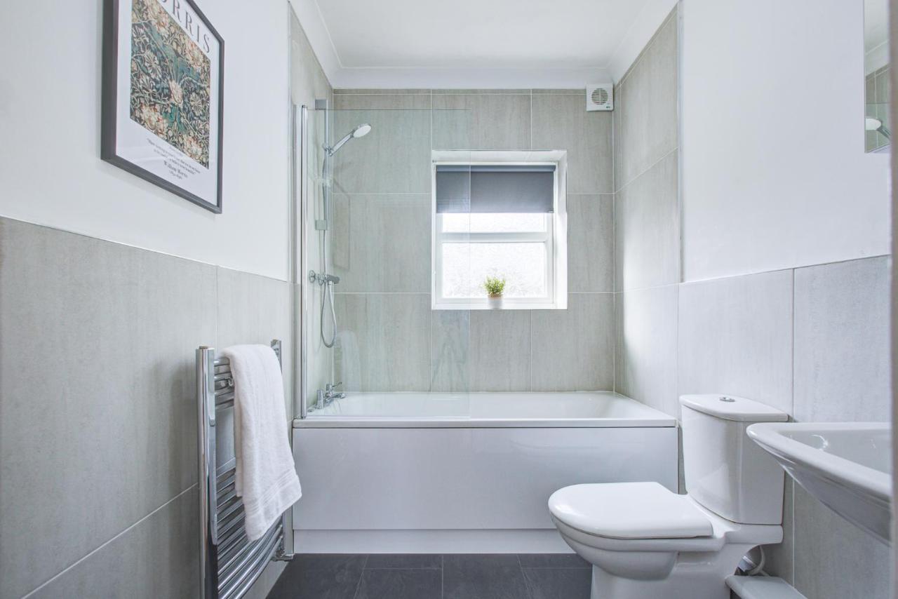 Stylish Two Bedroom Apartment With Free Parking! Romford Eksteriør bilde