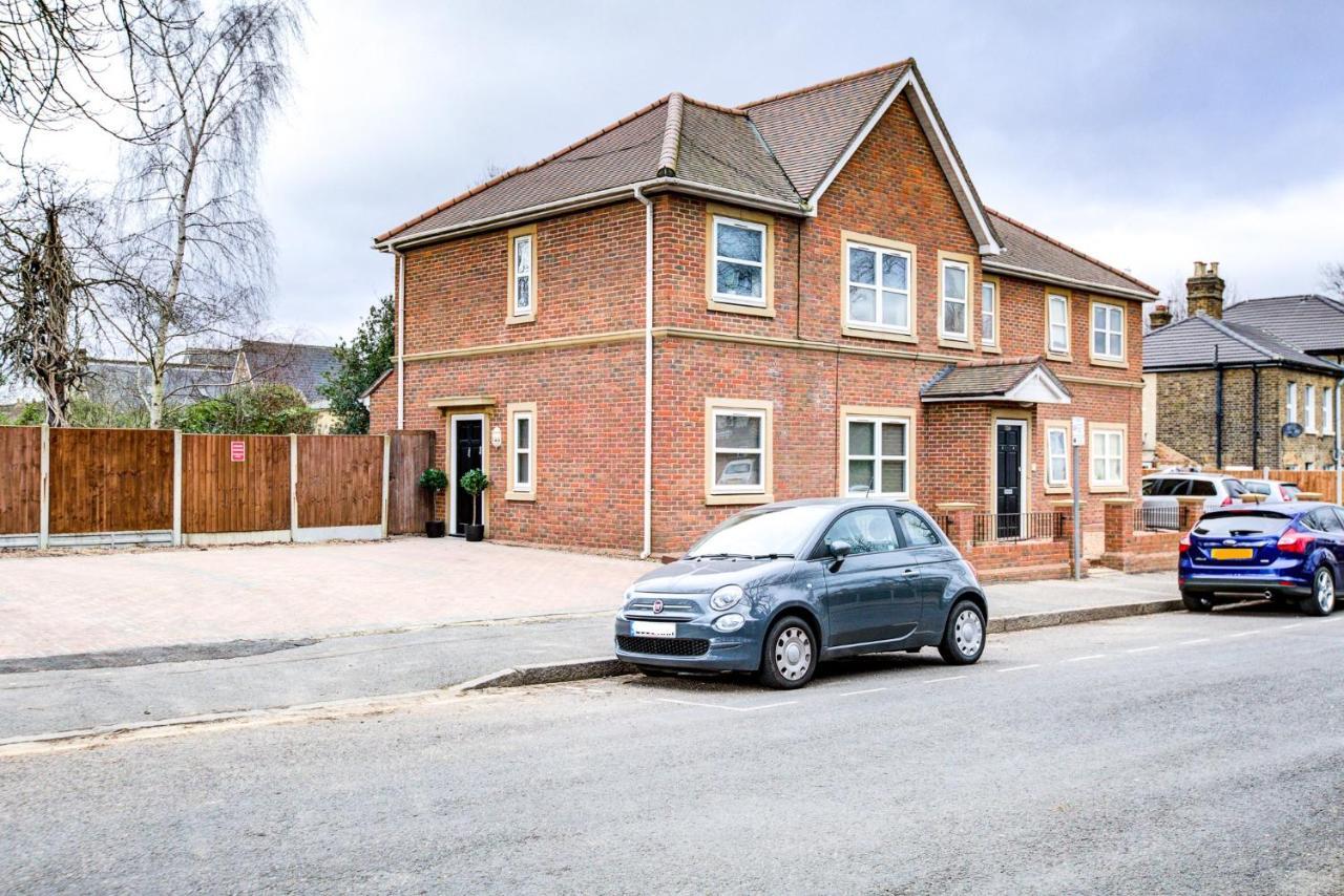 Stylish Two Bedroom Apartment With Free Parking! Romford Eksteriør bilde