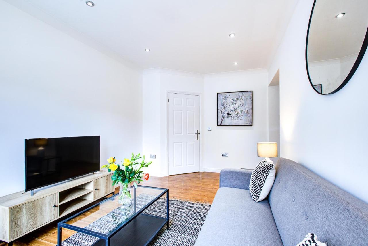 Stylish Two Bedroom Apartment With Free Parking! Romford Eksteriør bilde
